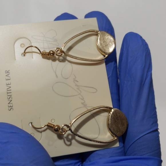 Elegant Gold tone Hoops Design Drop Earrings - Chic Women's Fashion Jewelry - Picture 8 of 9